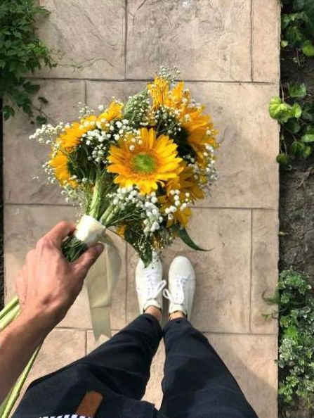 Bloemist maakt boeket klaar